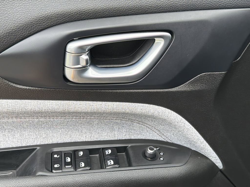 Used 2024 Black Jeep Latitude Lux FWD image 18
