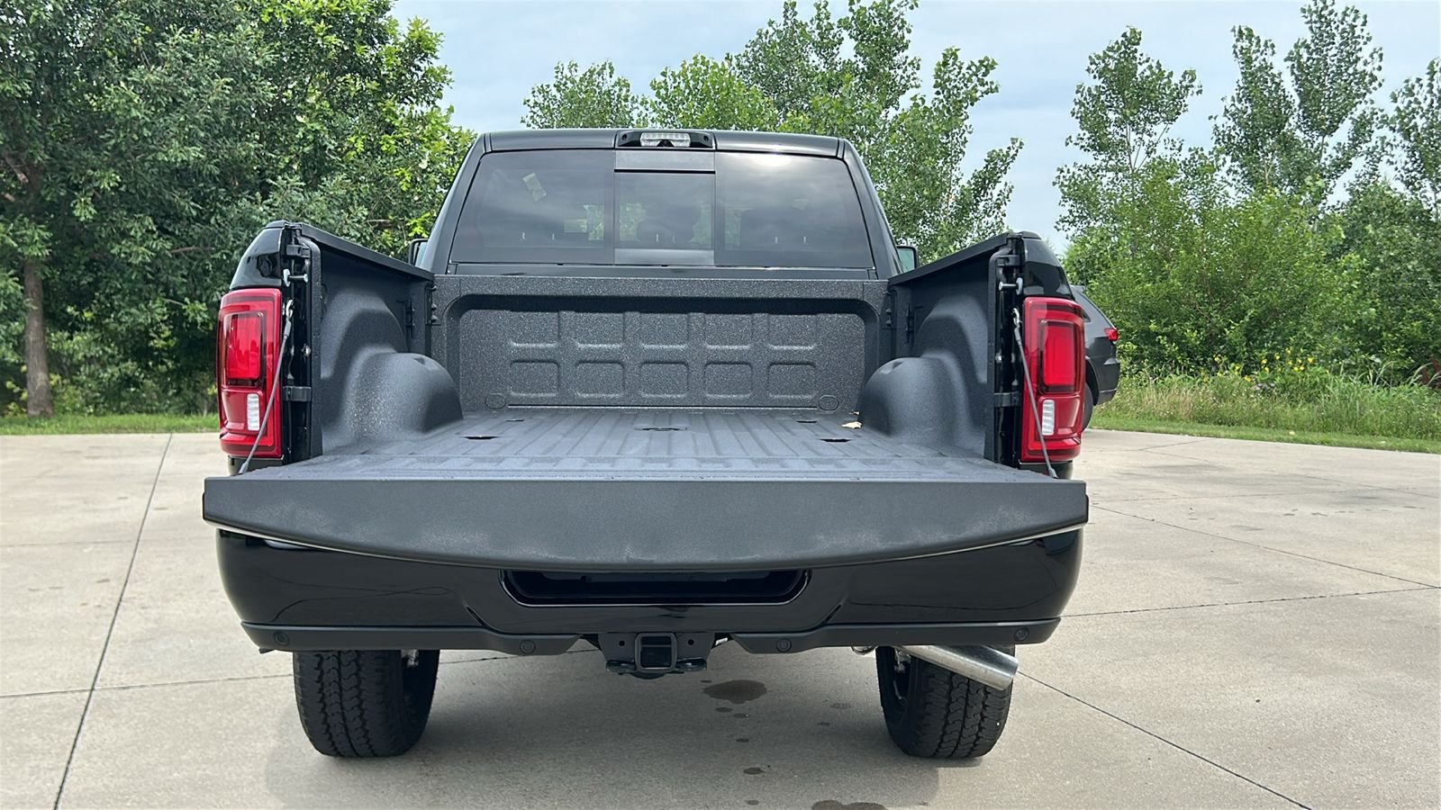 New 2026 Diamond Black Crystal Pearl-Coat Exterior Paint RAM Laramie image 17