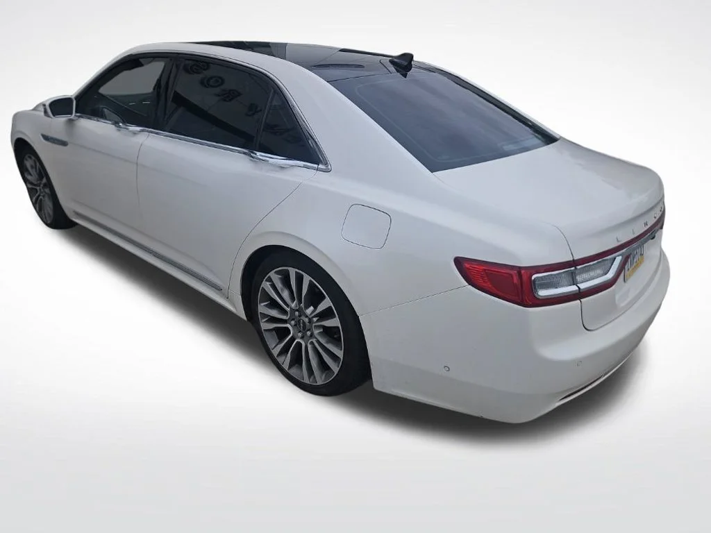Used 2019 White Lincoln Reserve image 2