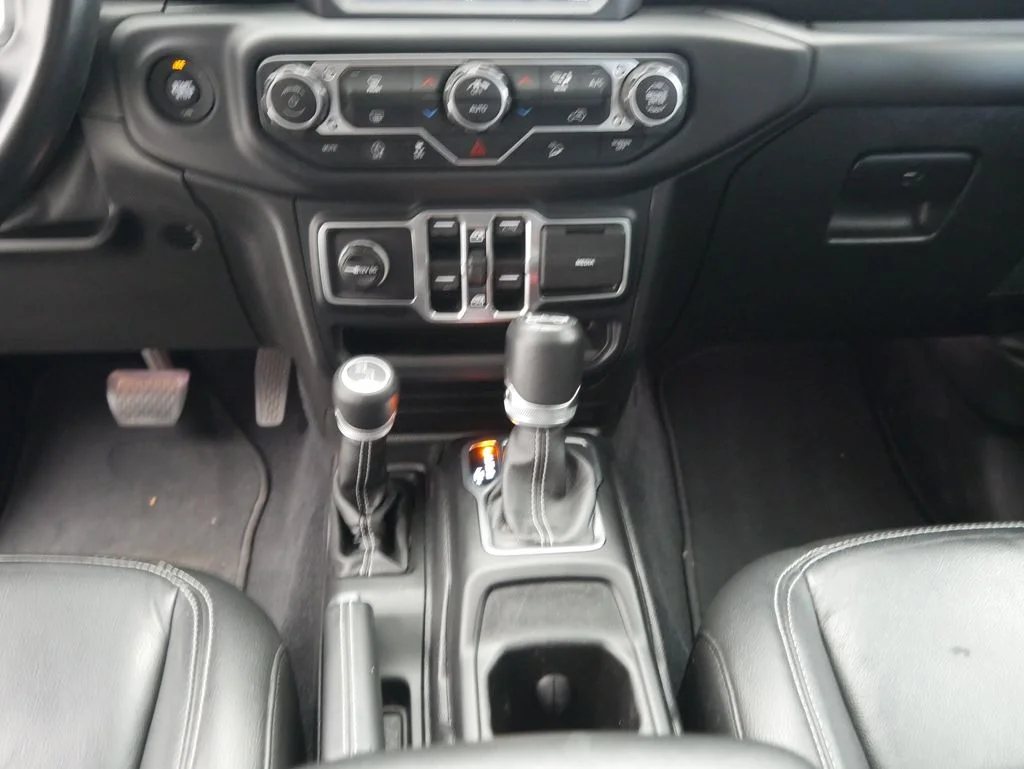 Used 2018 Crystal Metallic Jeep Unlimited Sahara image 32