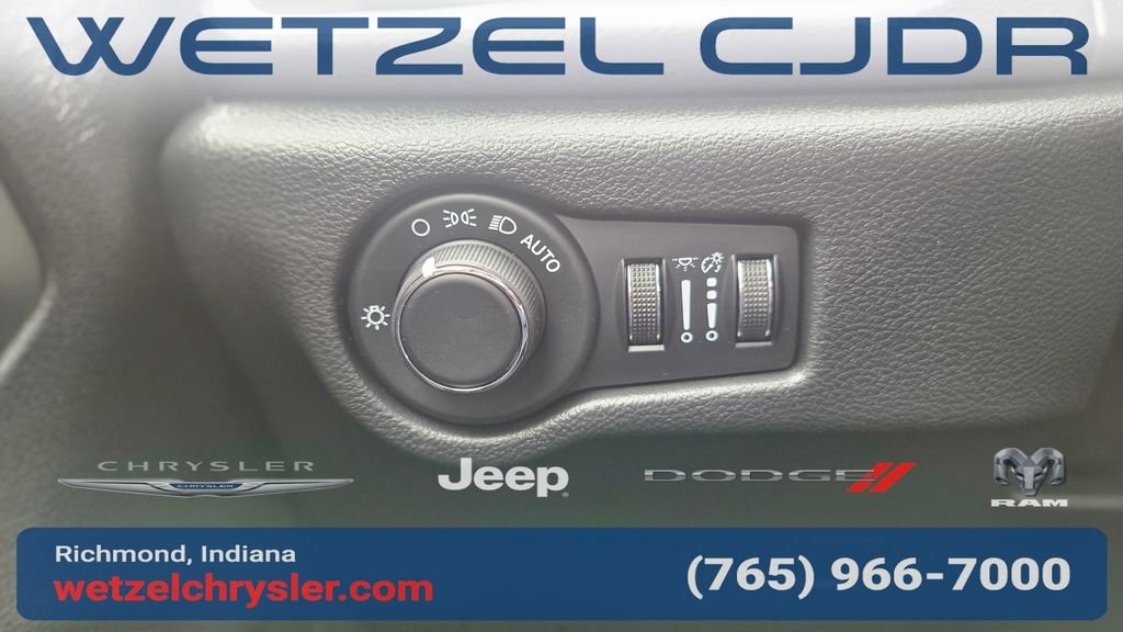 New 2027 Diamond Black Crystal Pearl-Coat Exterior Paint Chrysler Limited image 21