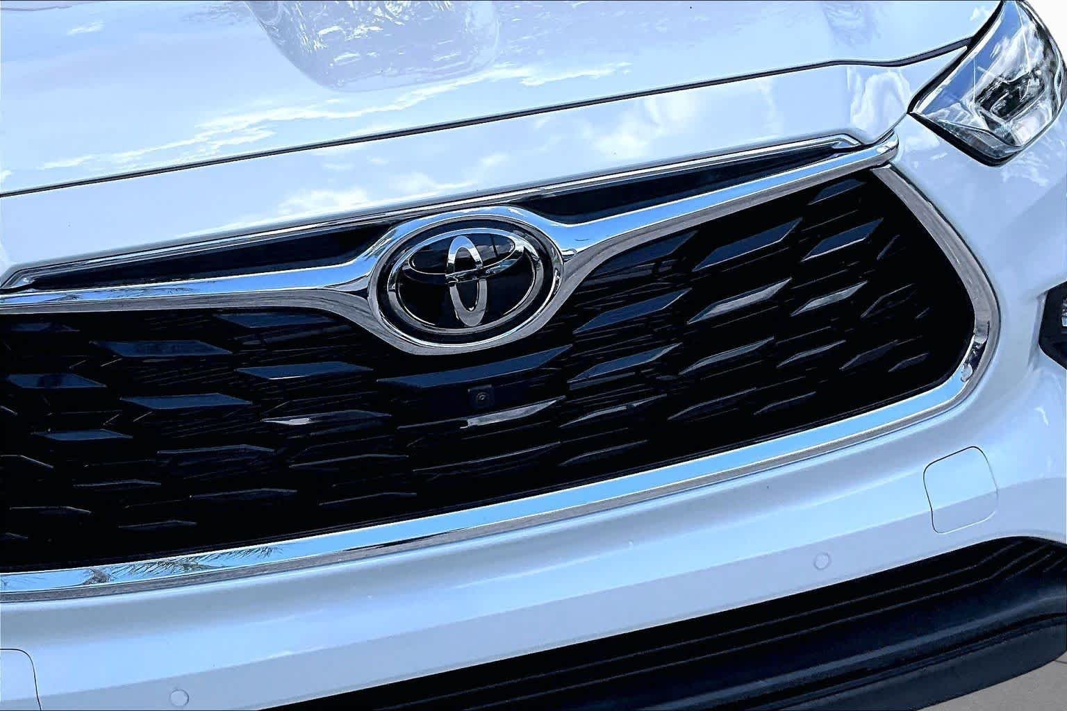 Used 2025 Wind Chill Pearl Toyota Hybrid Limited image 30