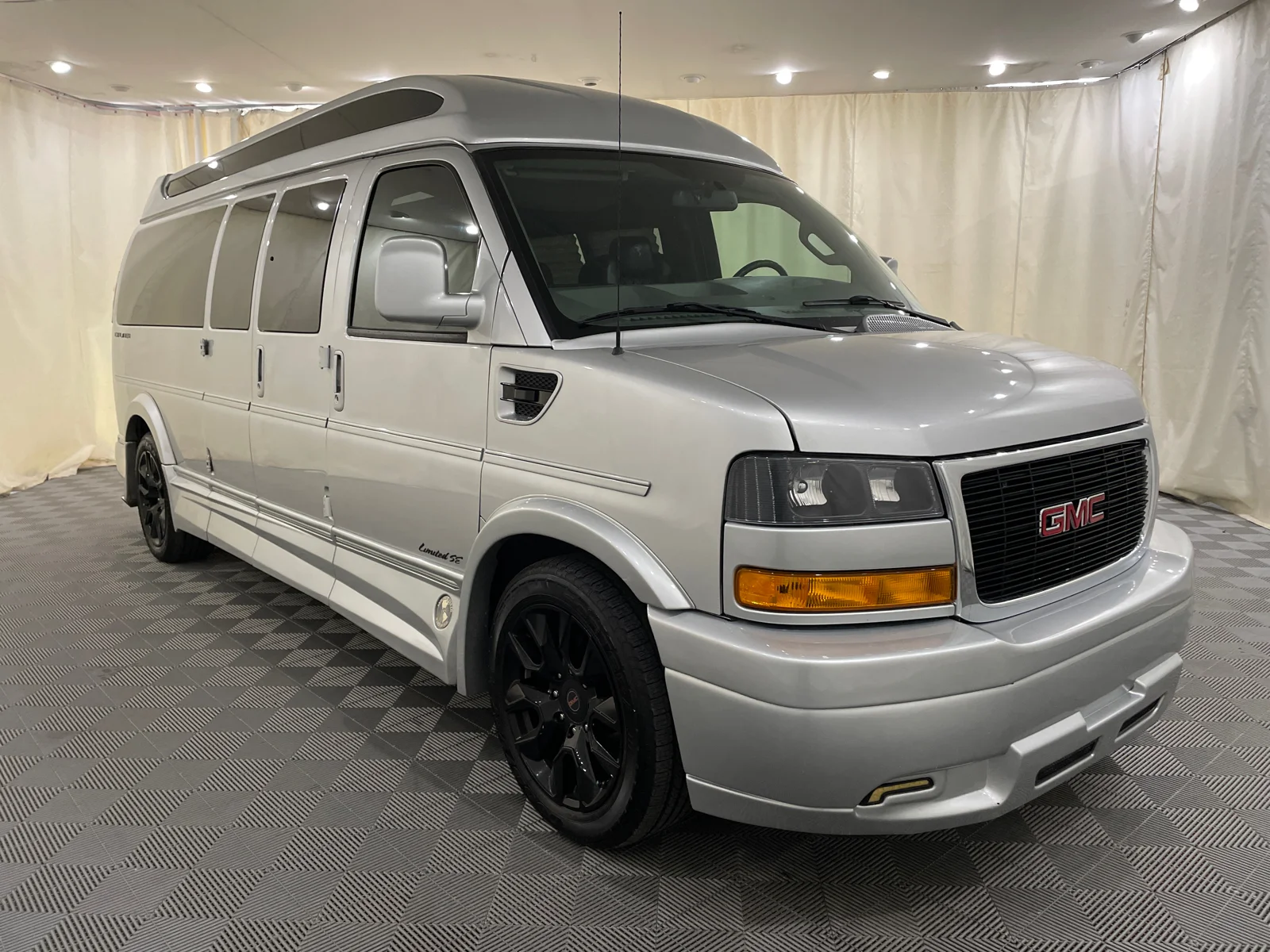 Used 2022 Quicksilver Metallic GMC Work Van image 3