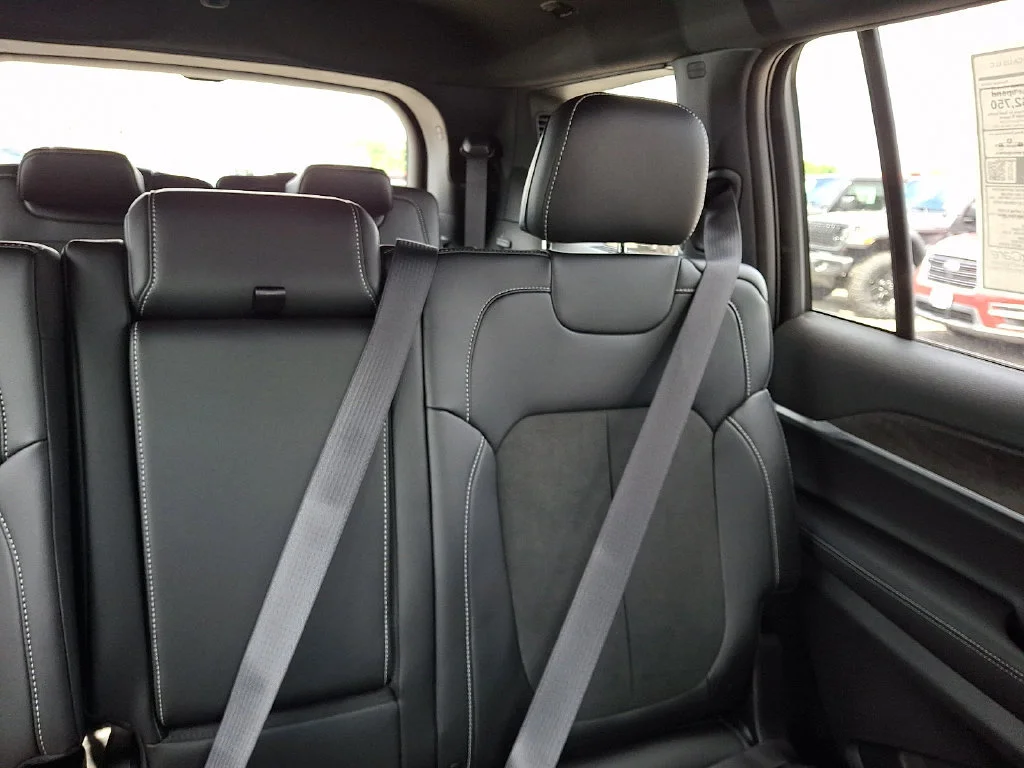 New 2026 Bright White Clear-Coat Exterior Paint Jeep Laredo Altitude image 15