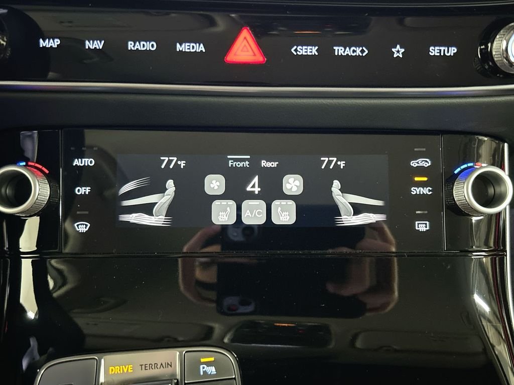 2026 GENESIS GV70 Standard - Photo 19