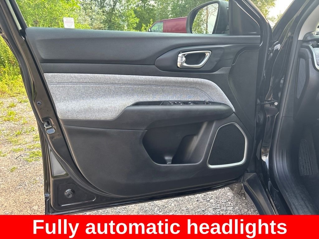 Used 2022 Black Jeep Latitude image 17