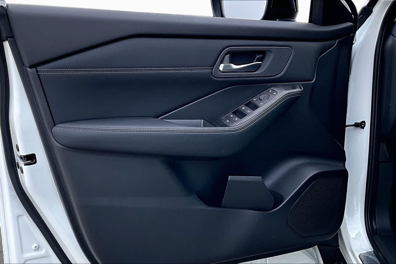 New 2026 Everest White Pearl Tricoat Nissan Dark Armor image 16