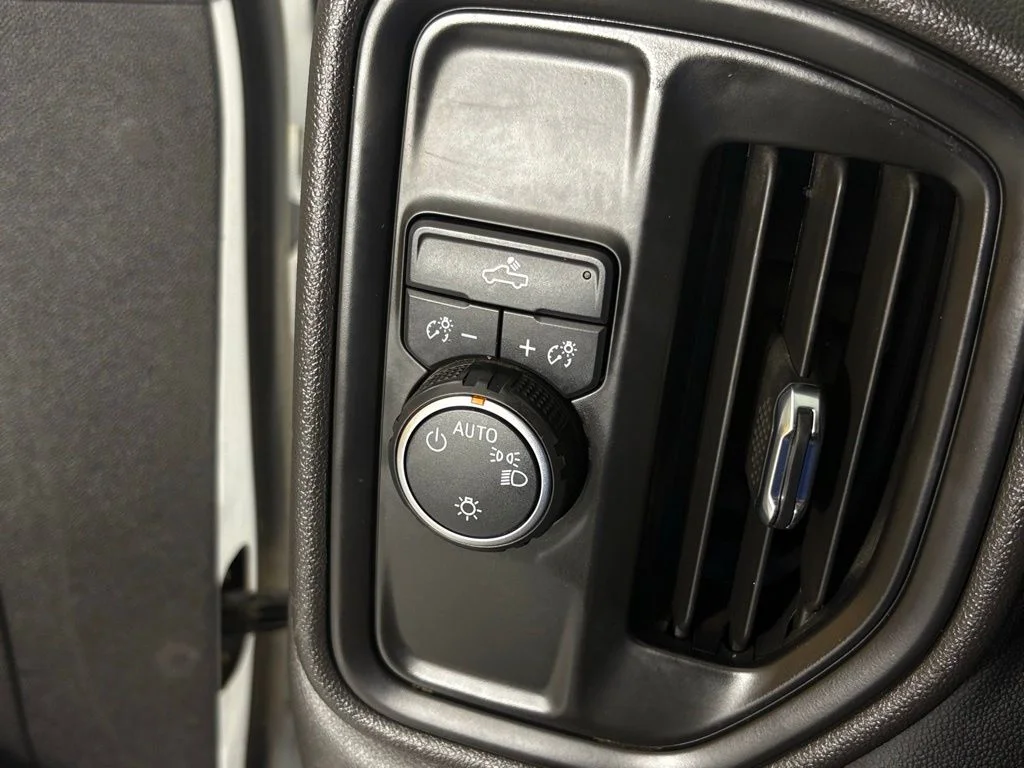 Used 2023 White Chevrolet Custom image 19