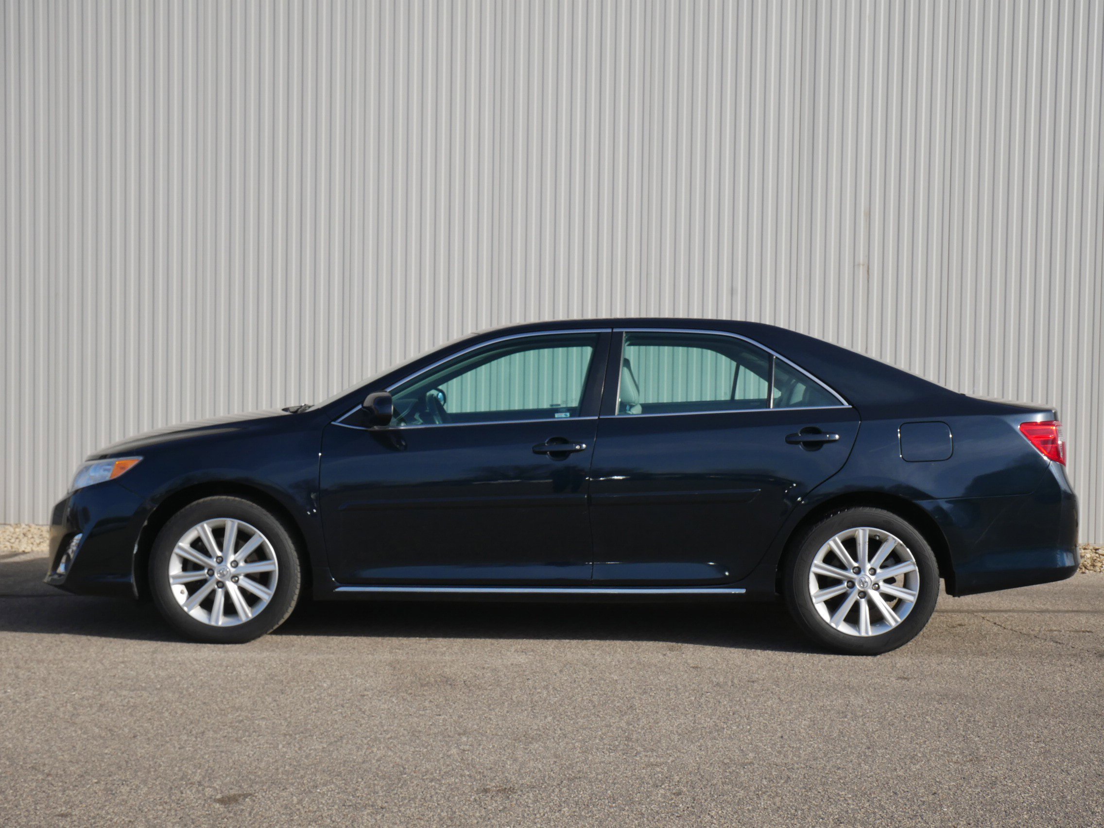 Used 2013 Toyota Camry XLE with VIN 4T4BF1FK6DR334443 for sale in Hastings, Minnesota