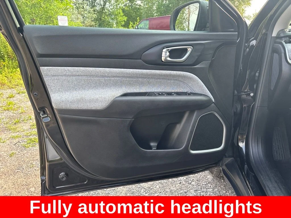 Used 2022 Black Jeep Latitude image 17