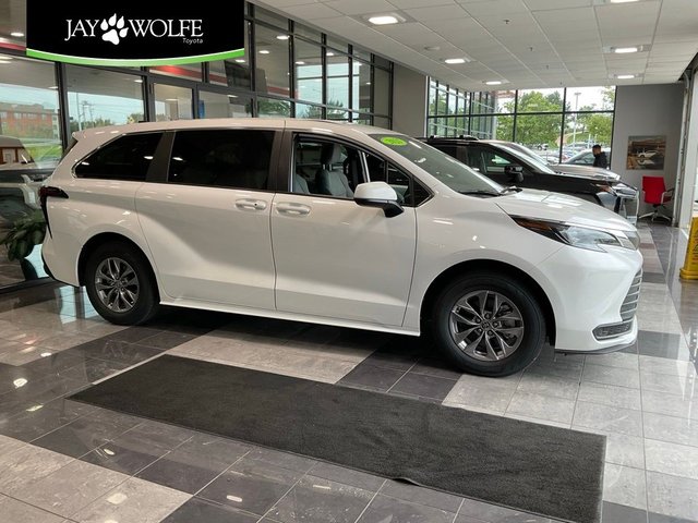 2025 Toyota Sienna LE