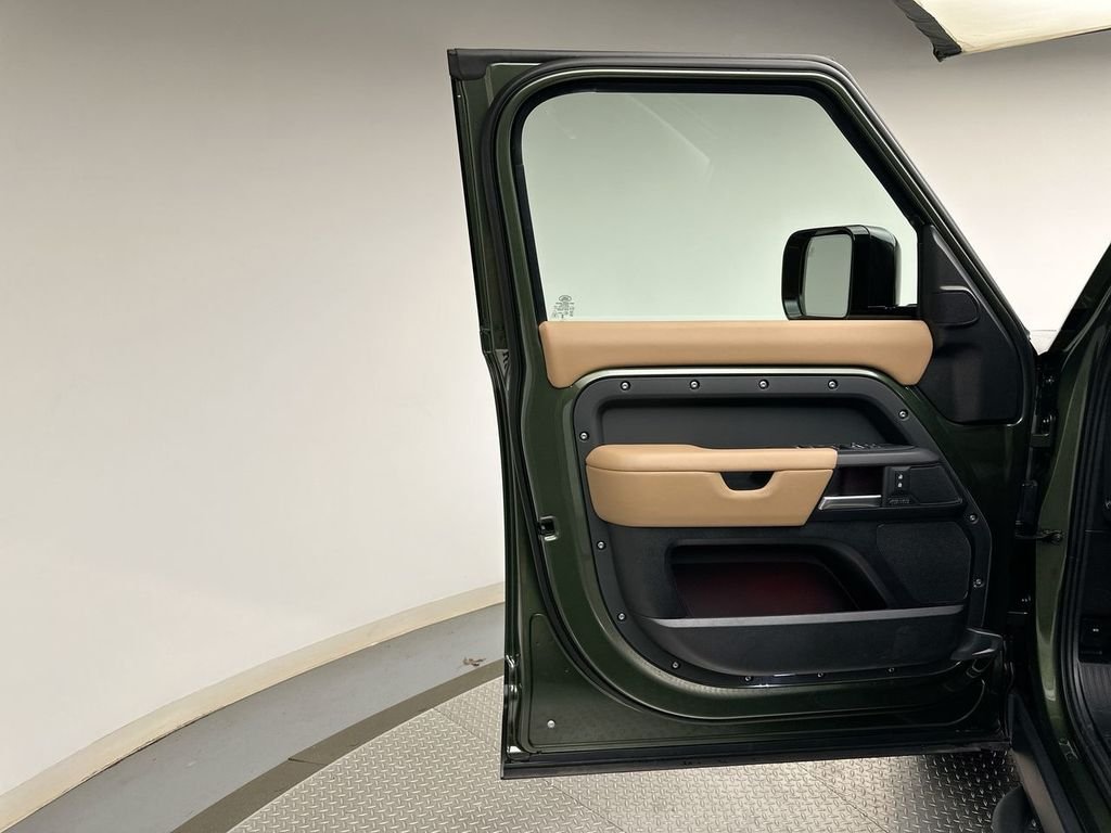 New 2026 Woolstone Green Land Rover X-Dynamic SE image 9