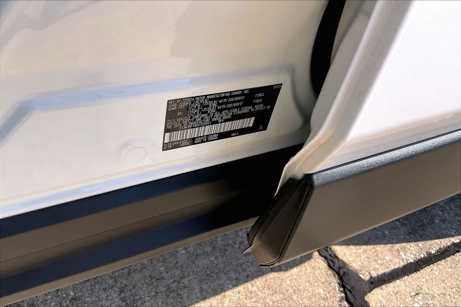Used 2025 Ice Cap Toyota XLE image 32