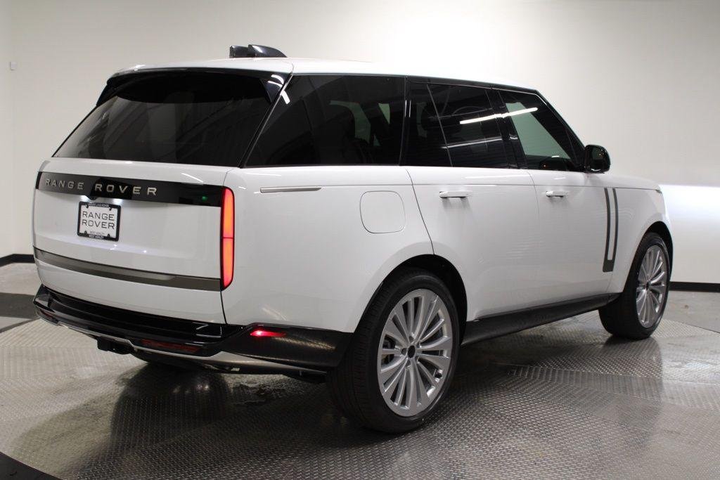 New 2026 Fuji White Land Rover SE image 7