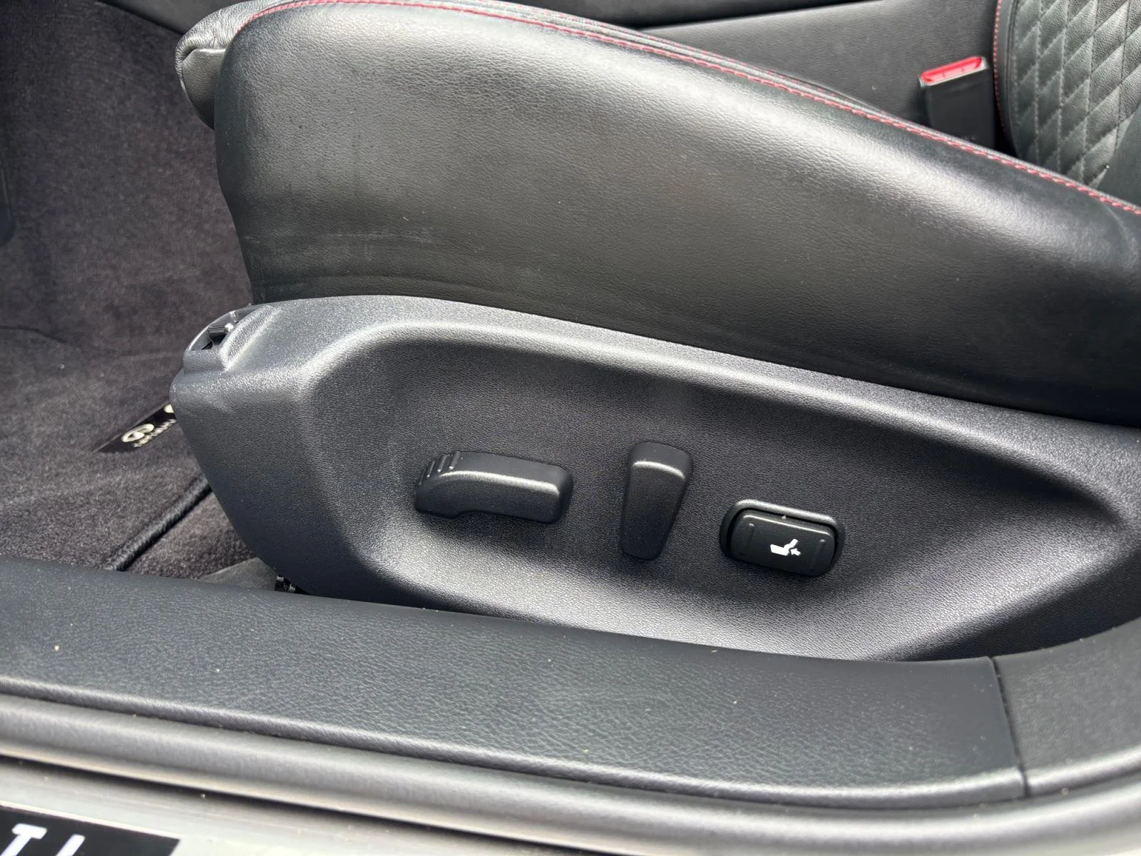 Used 2018 Pure White INFINITI RED SPORT 400 image 36