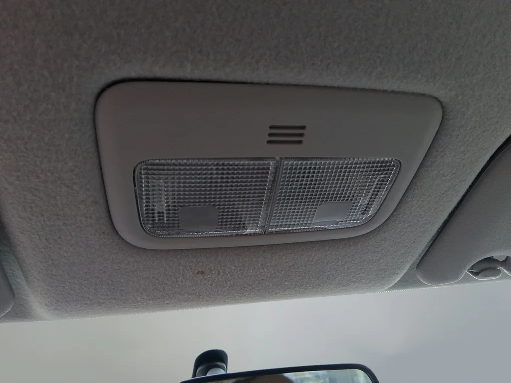 Used 2009 Silver Toyota LE image 33