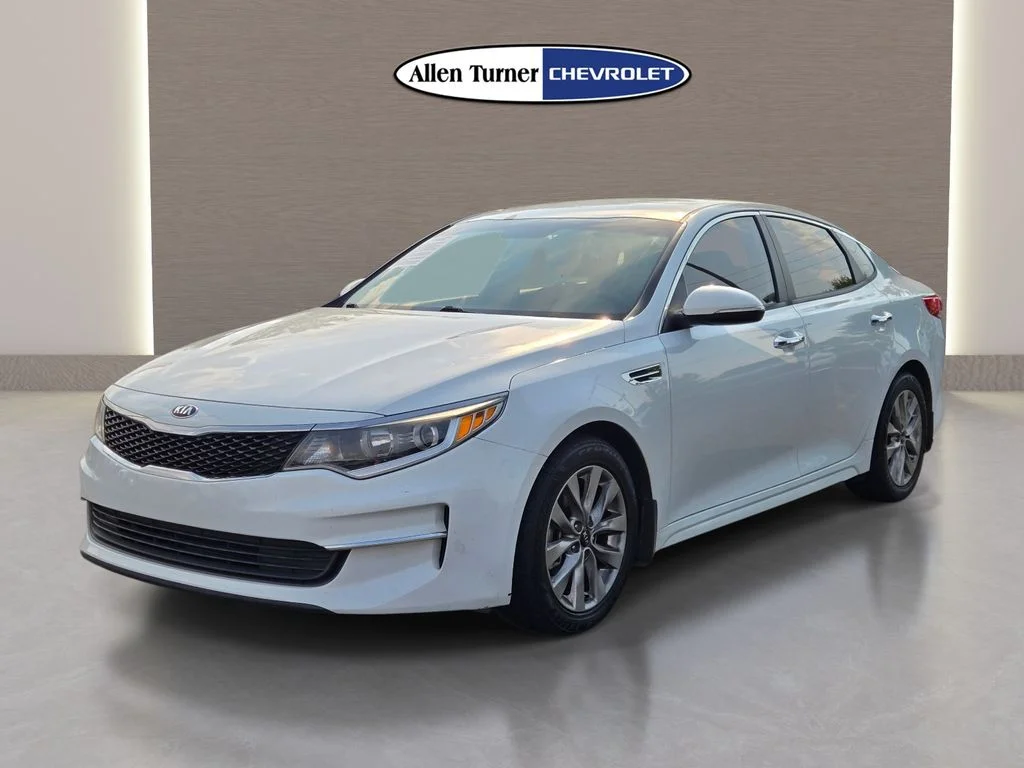 Used 2018 White Kia LX image 3