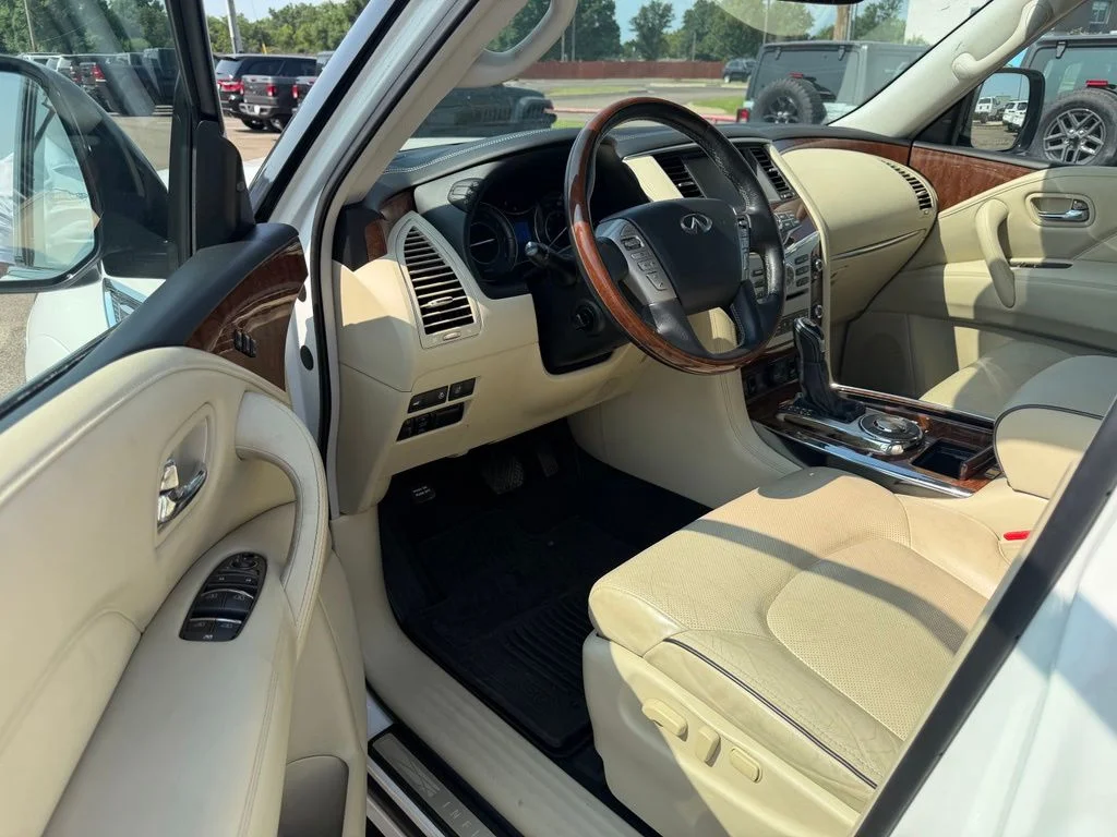 Used 2018 White INFINITI Base image 25