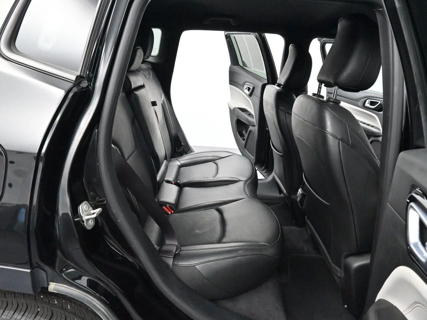 Used 2023 Diamond Black Crystal Pearlcoat Jeep Limited image 28