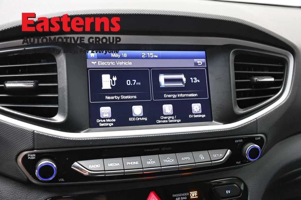 Used 2019 White Hyundai Base image 19