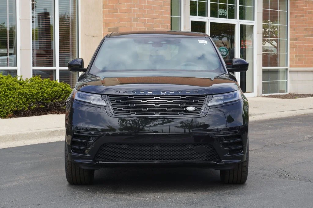 New 2026 Santorini Black Land Rover Dynamic SE image 4