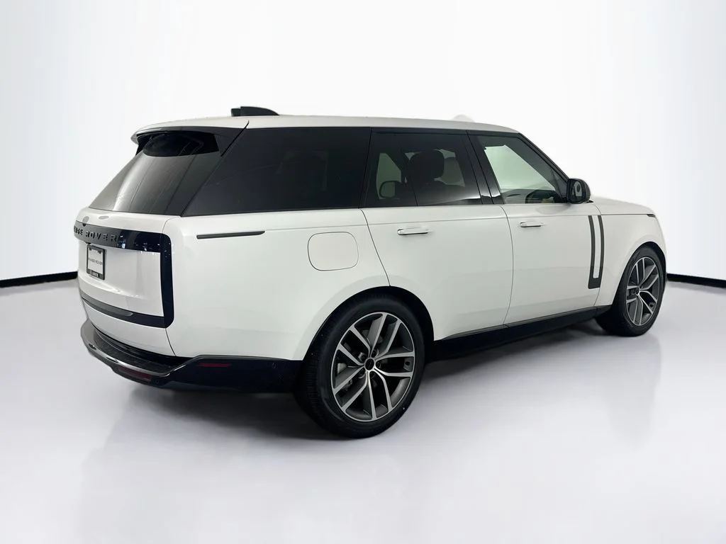 New 2026 Ostuni Pearl White Land Rover SE image 5