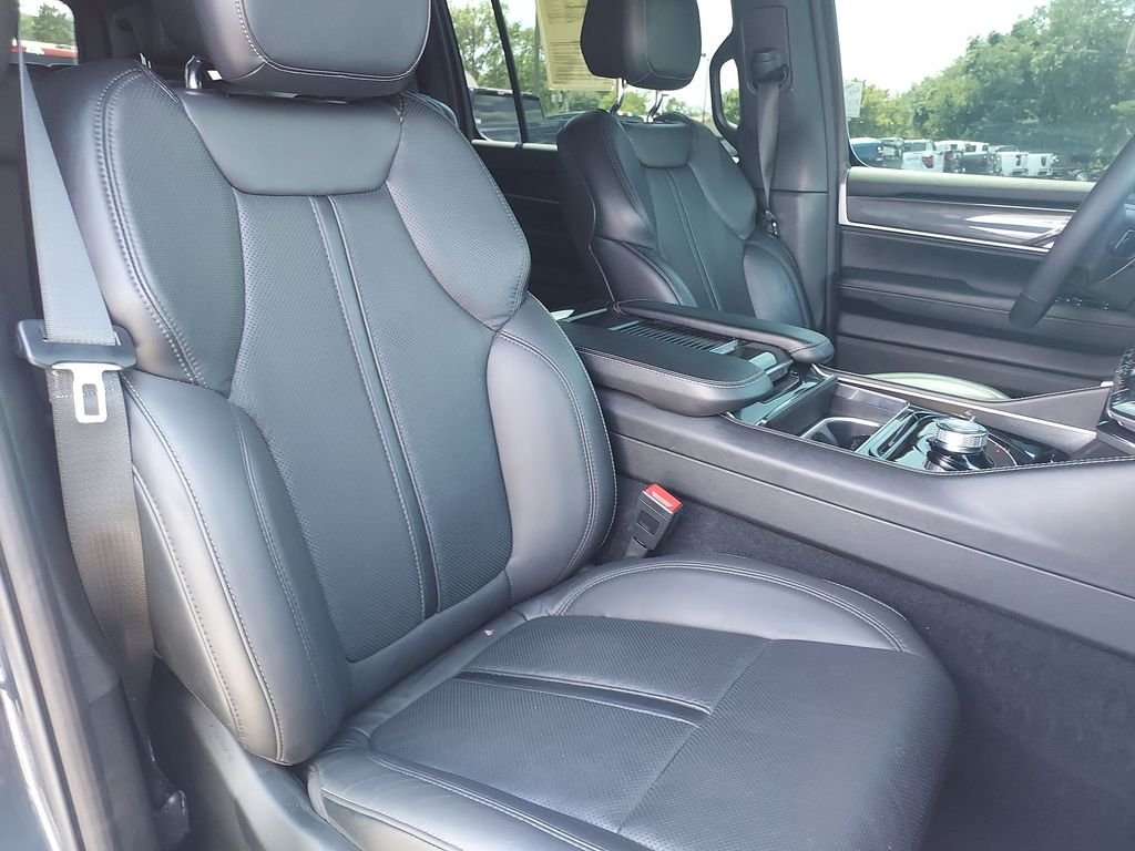 Used 2023 Gray Jeep Base image 32