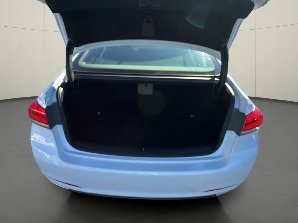 Used 2015 White Hyundai 3.8 image 10