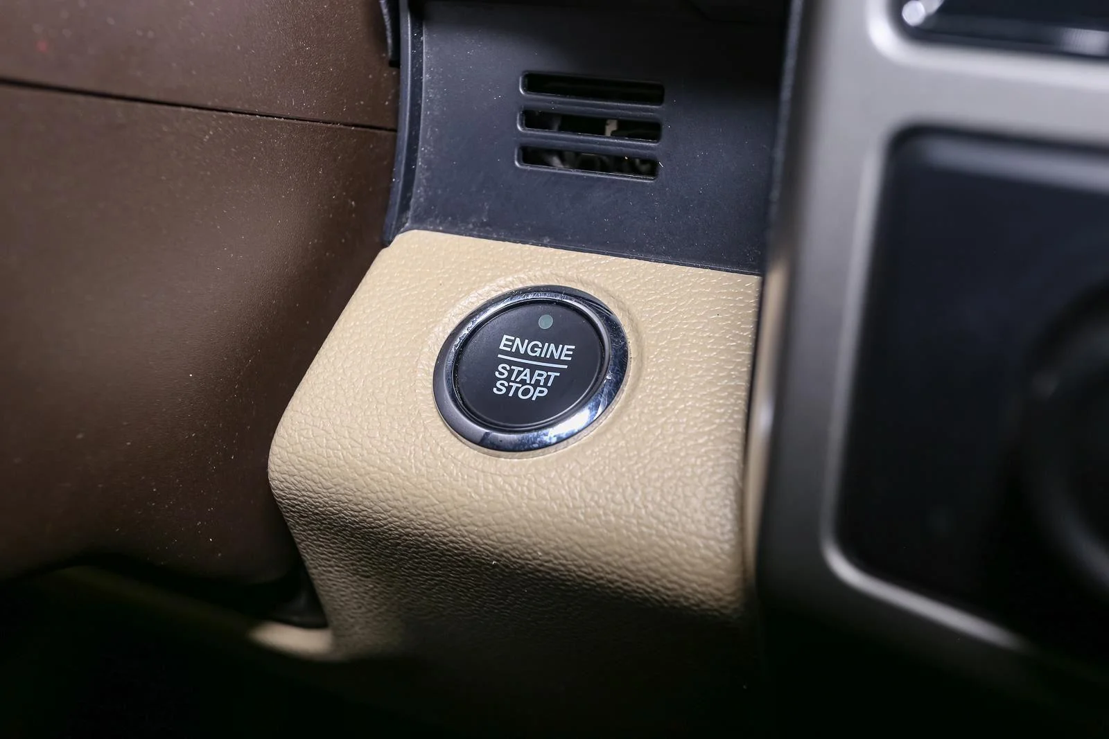 Used 2020 Silver Spruce Ford LARIAT image 31