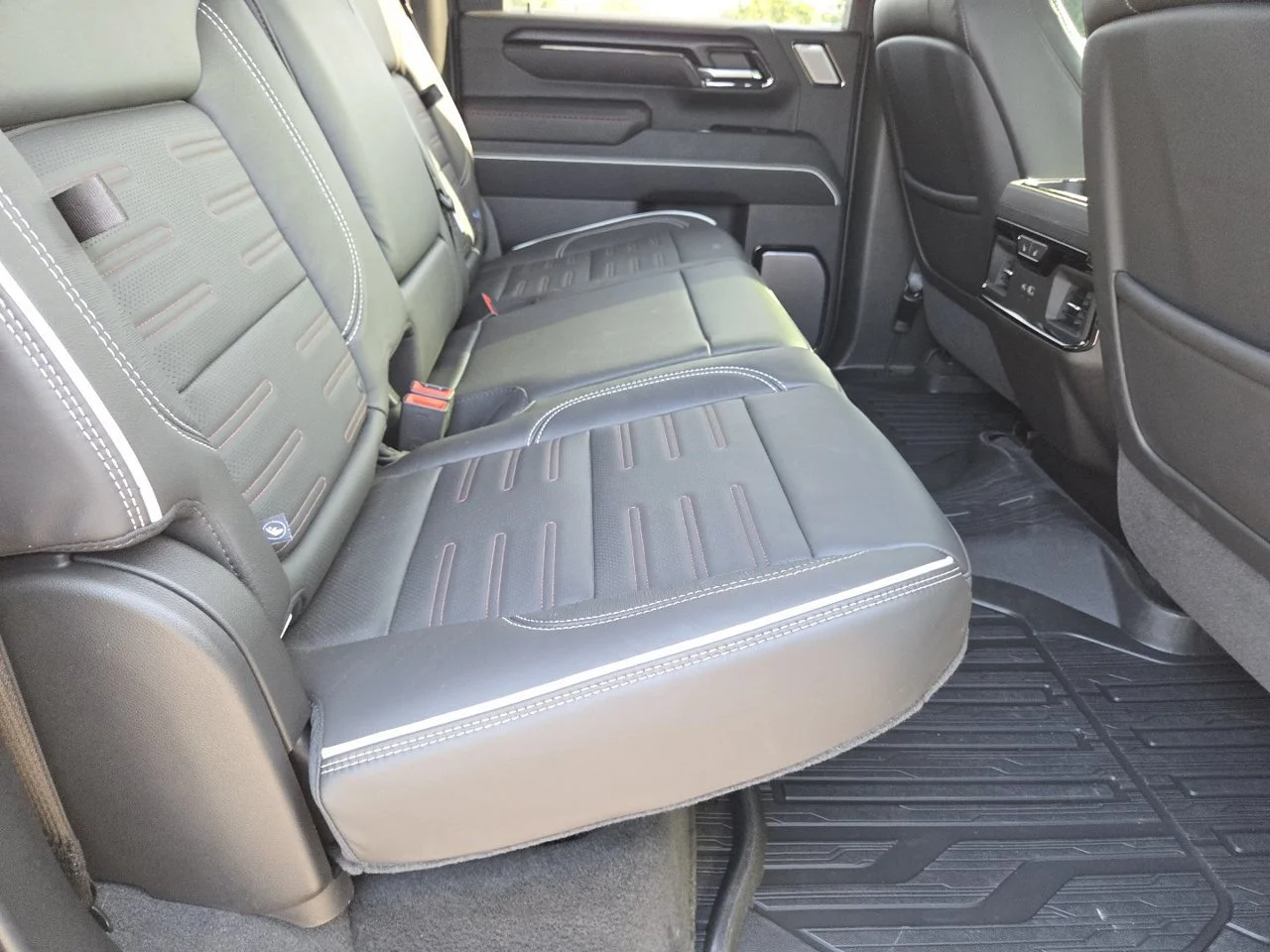 Used 2025 Summit White GMC AT4X image 31