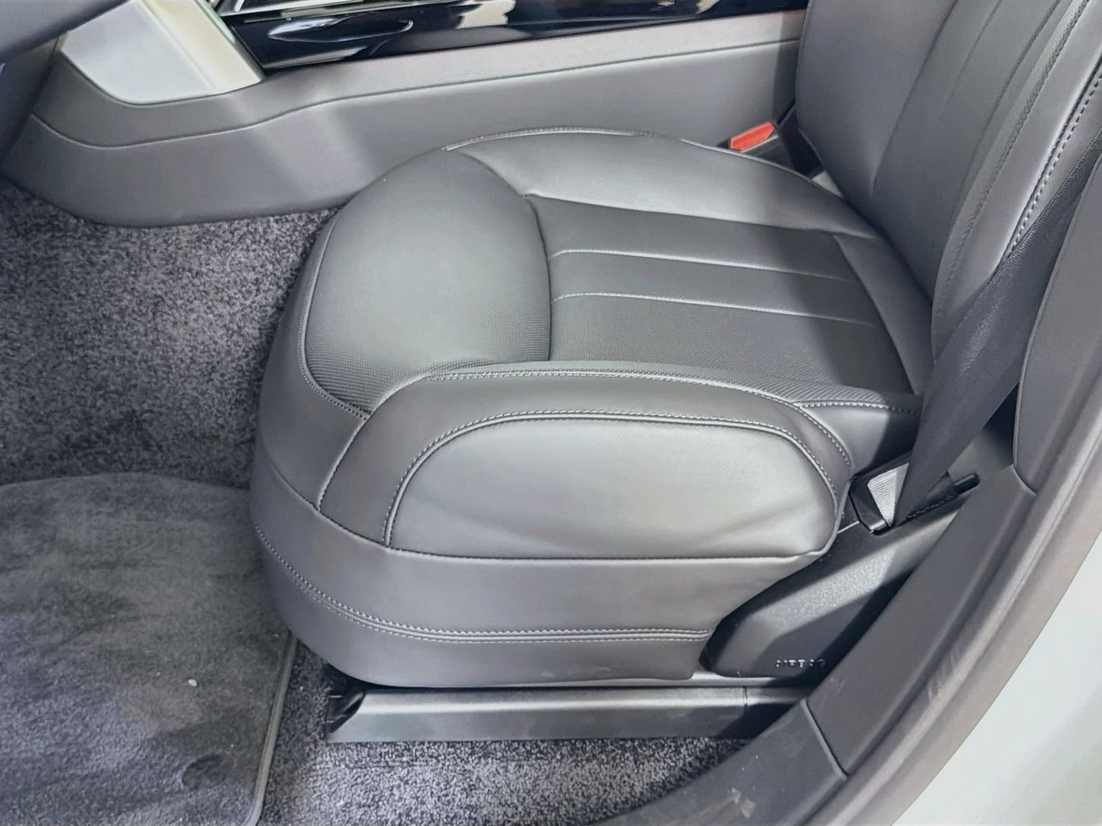 New 2026 Fuji White LAND ROVER SE 7 Seats image 25