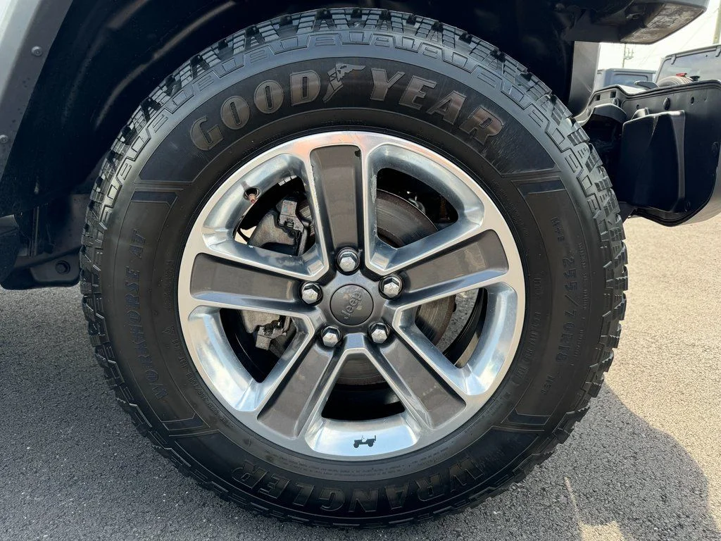 Used 2020 Silver Jeep Unlimited Sahara image 11