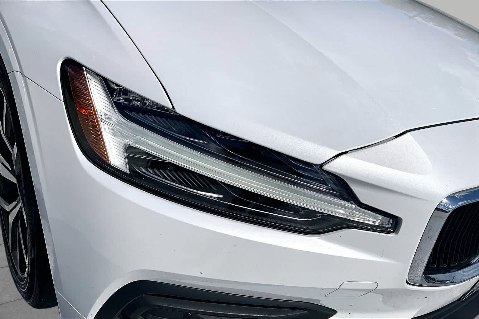 Used 2020 Crystal White Pearl Metallic Volvo Momentum image 28