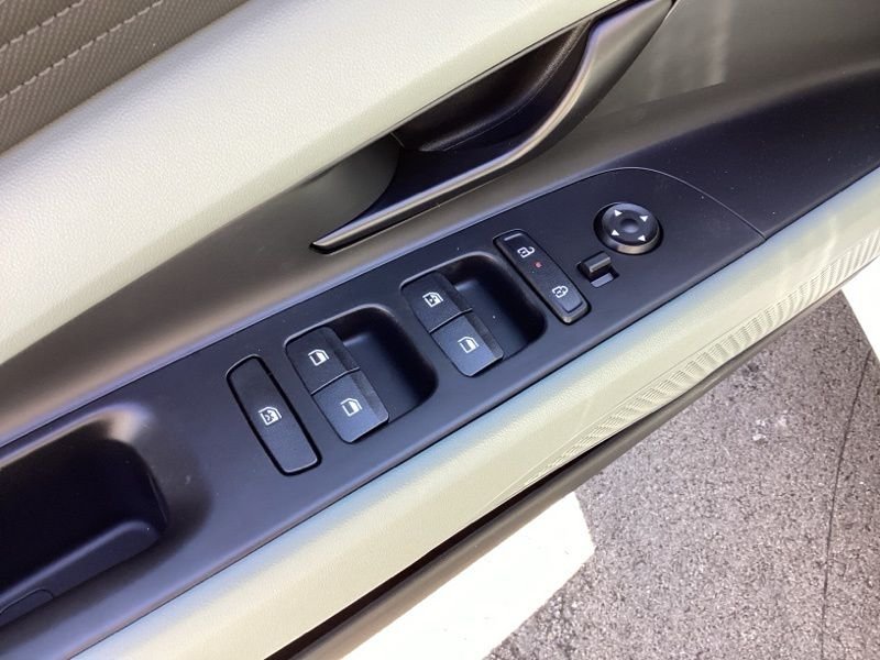 2025 Hyundai Elantra Limited - Photo 23
