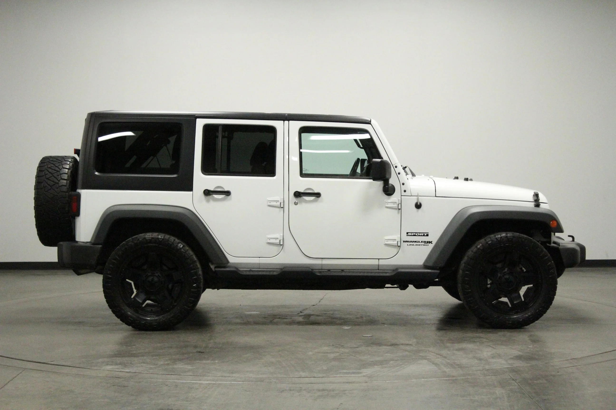 Used 2018 Bright White Clearcoat Jeep Sport image 9