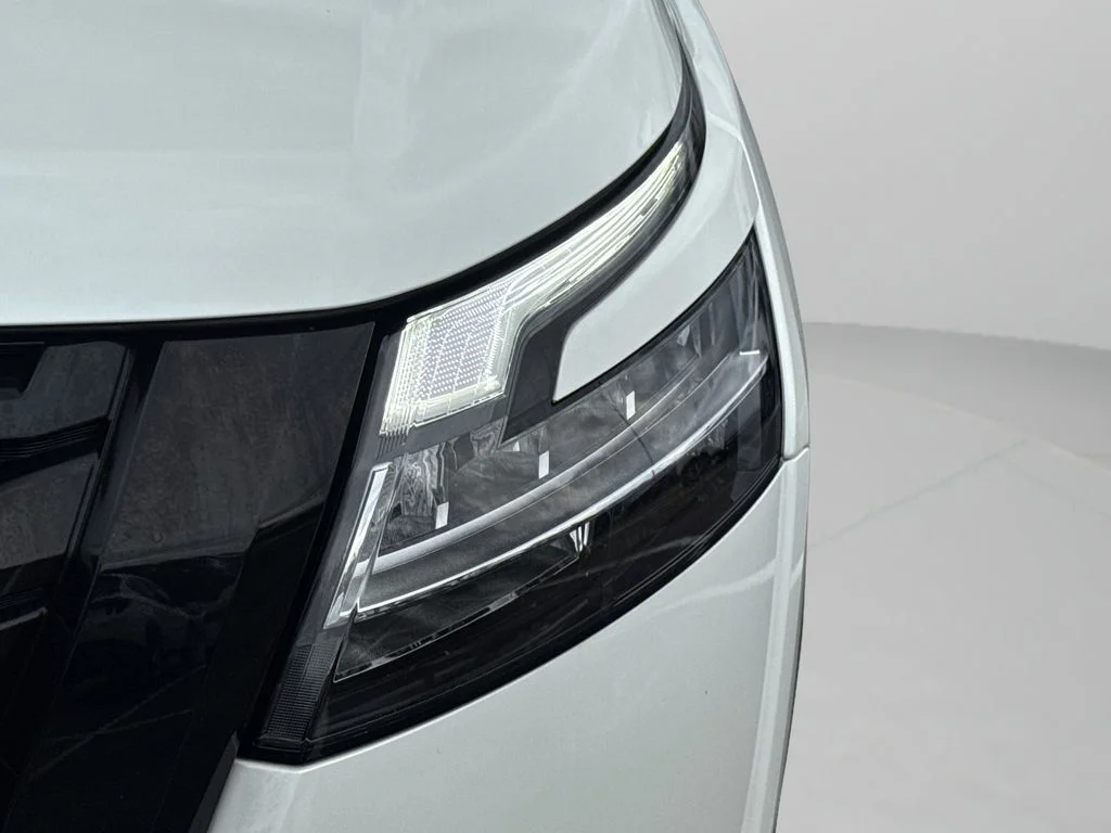 Used 2023 White Nissan Platinum image 17
