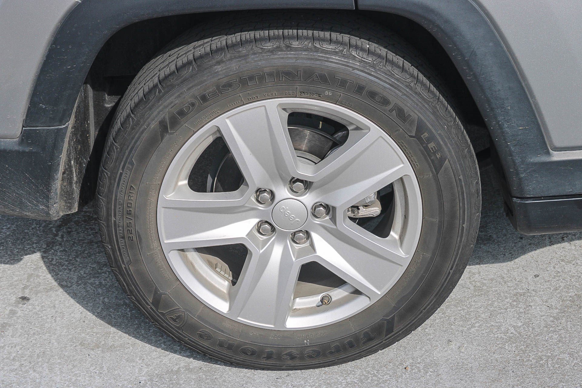 Used 2022 Billet Silver Metallic Clearcoat Jeep Latitude image 17