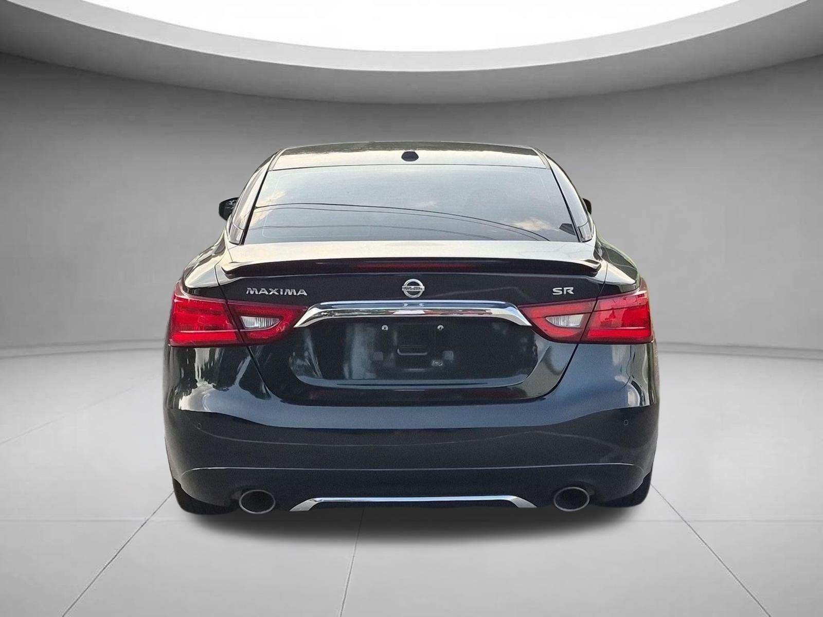 Used 2017 Super Black Nissan SR image 4
