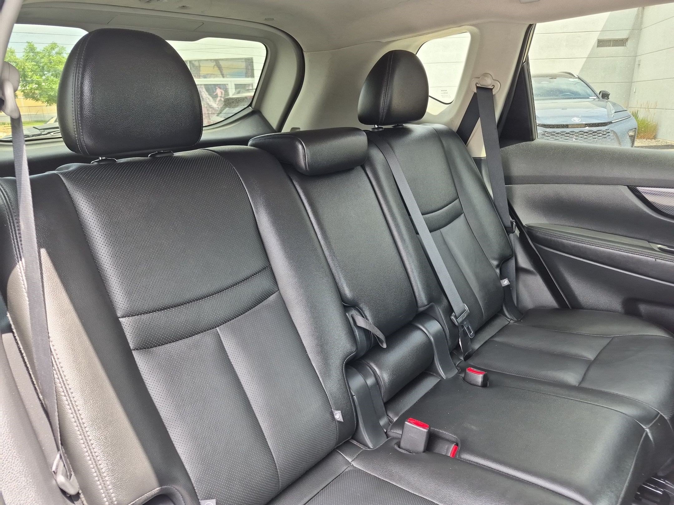 Used 2018 Caspian Blue Nissan SL image 30