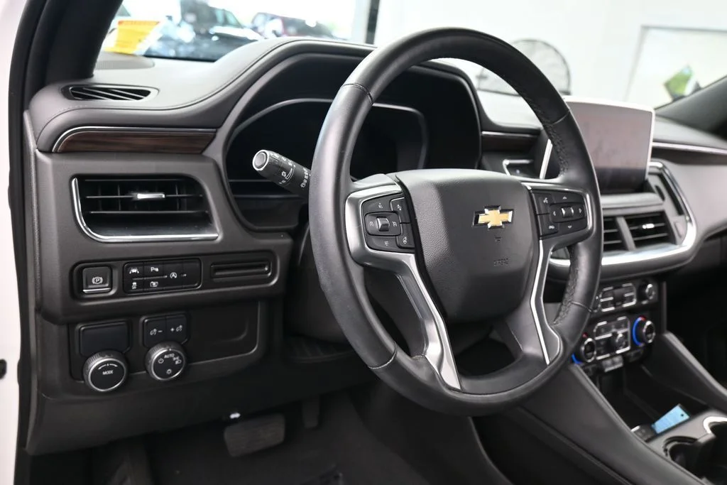 Used 2023 Iridescent Pearl Tricoat Chevrolet LT image 17