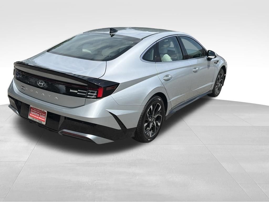 Used 2025 Silver Hyundai SEL image 7