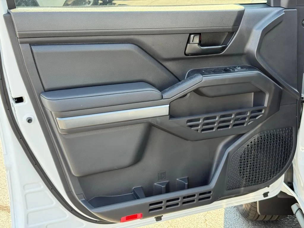 2025 Toyota Tacoma SR5 - Photo 18