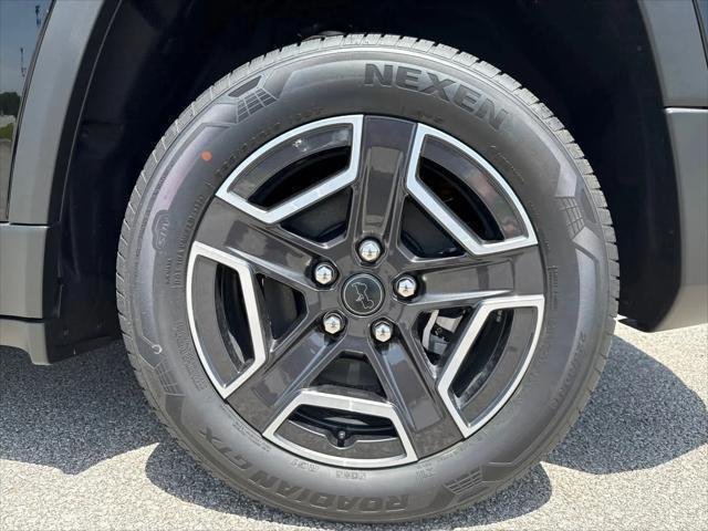 New 2026 Diamond Black Crystal Pearl-Coat Exterior Paint Jeep Limited image 30