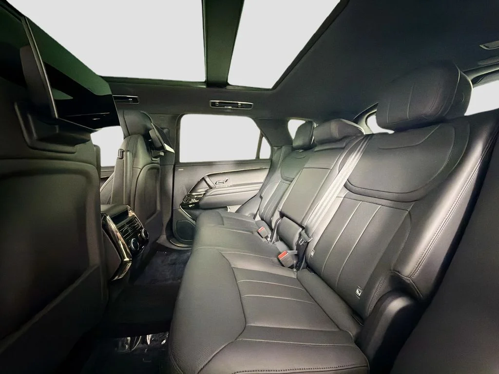 Used 2024 White Land Rover SE image 26