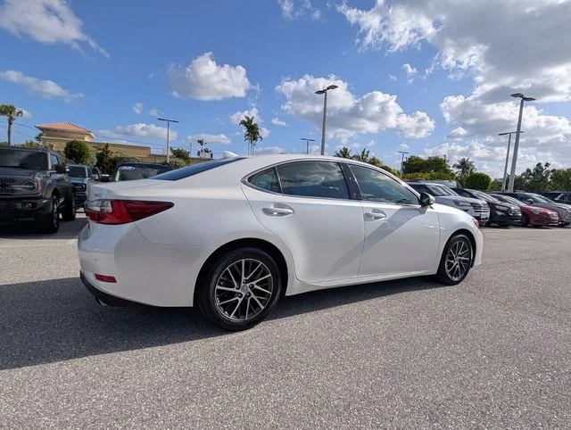 2017 Lexus ES 350 - Photo 12