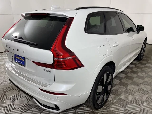 Certified Used 2025 Crystal White Volvo Plus image 13