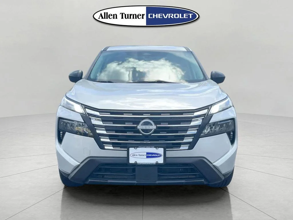 Used 2024 Silver Nissan S image 2