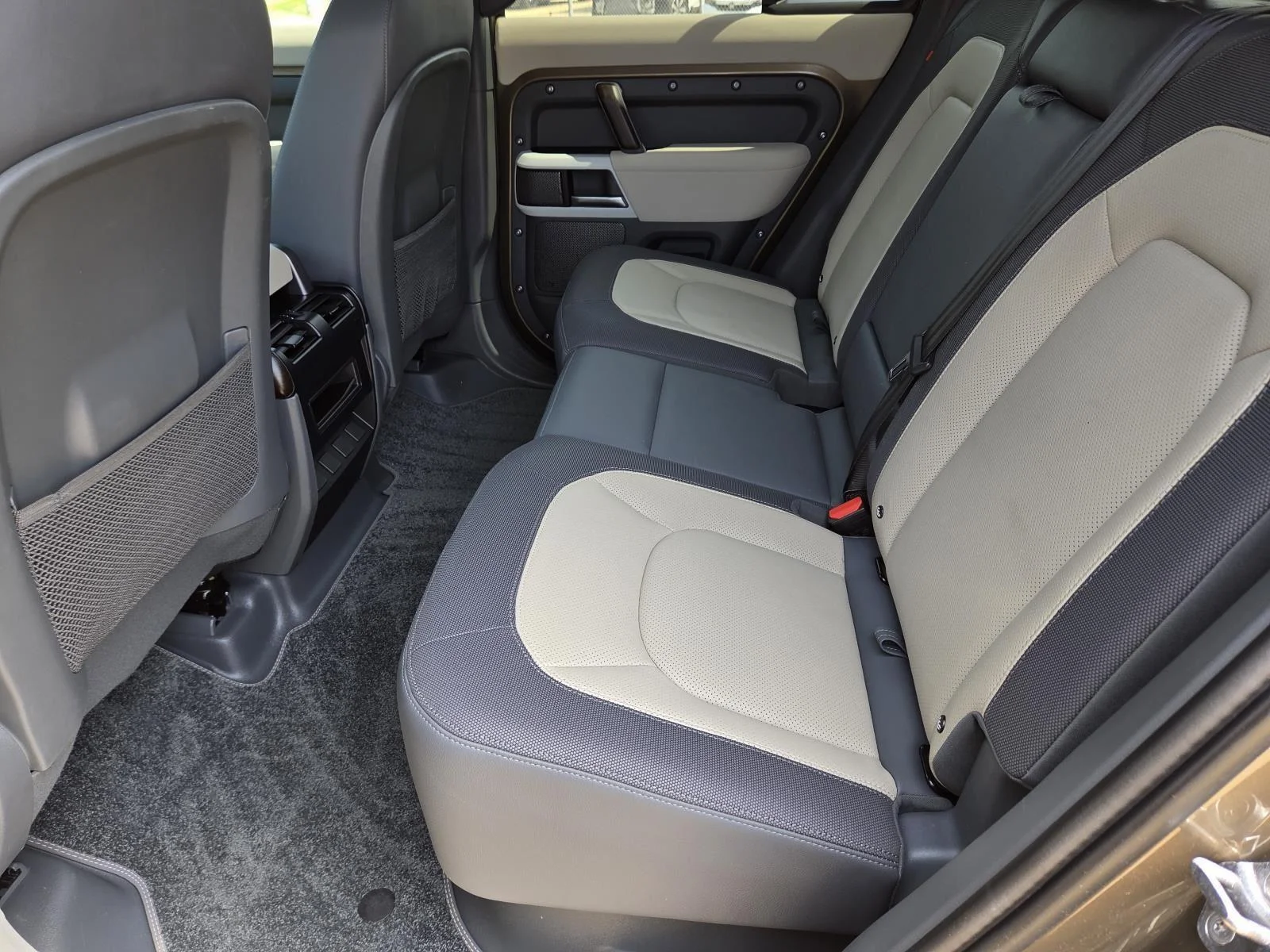 Certified Used 2023  Land Rover X-Dynamic SE image 36