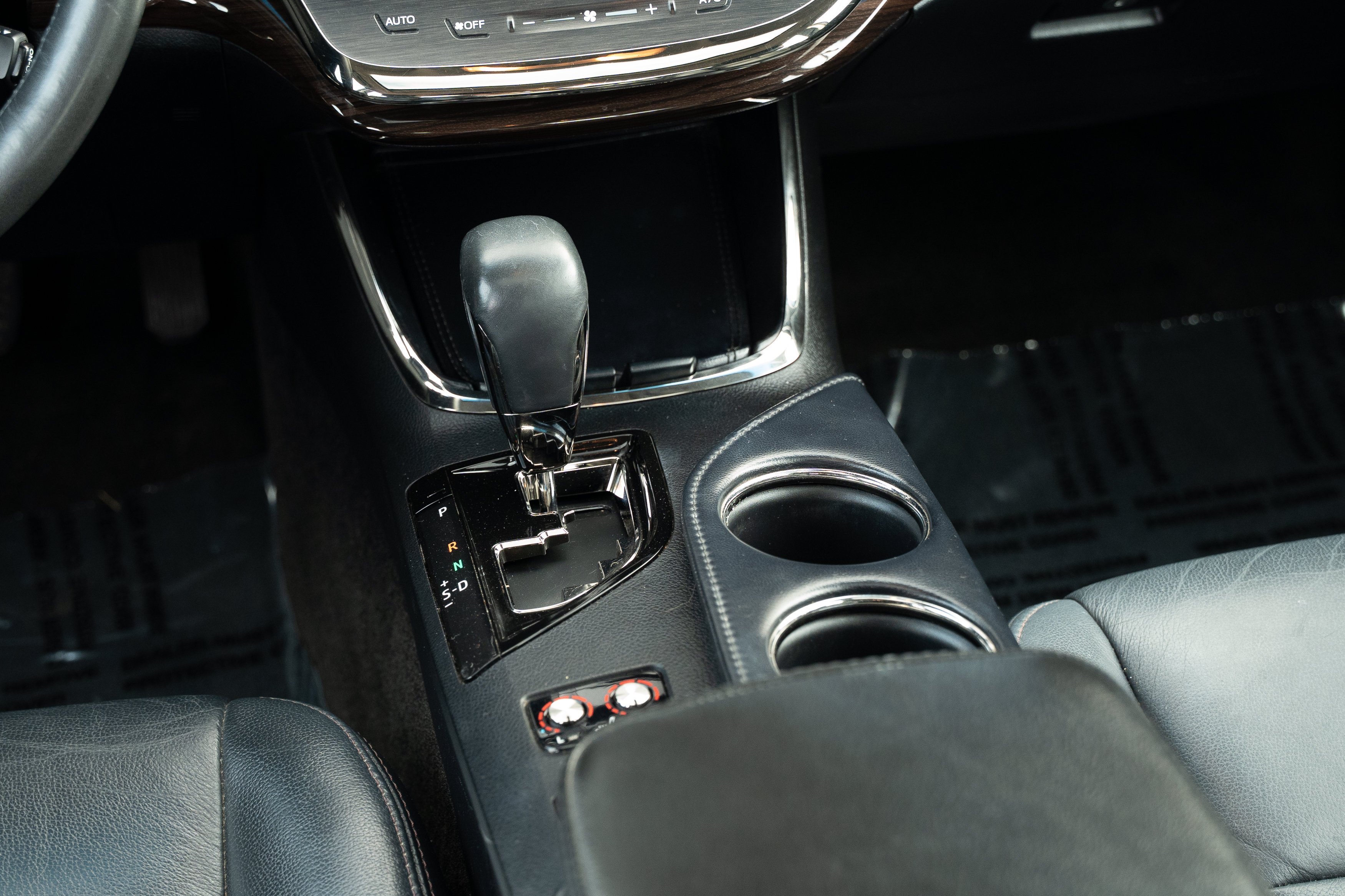 Used 2015 Magnetic Gray Metallic Toyota XLE Touring image 11