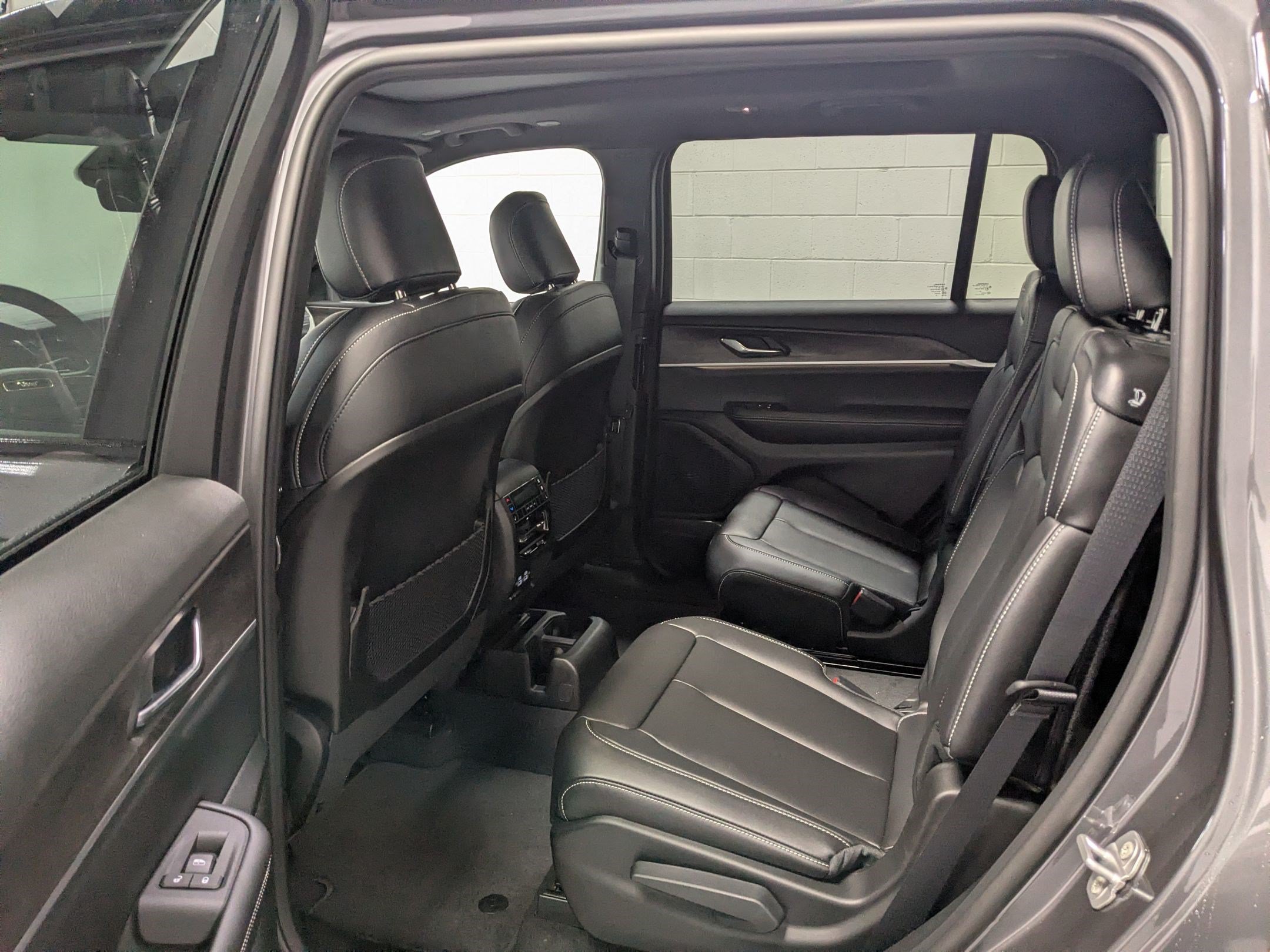 New 2025 Baltic Gray Metallic Clear-Coat Exterior Paint Jeep Limited image 17